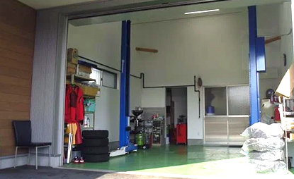 専用ピットで点検、整備もお任せ